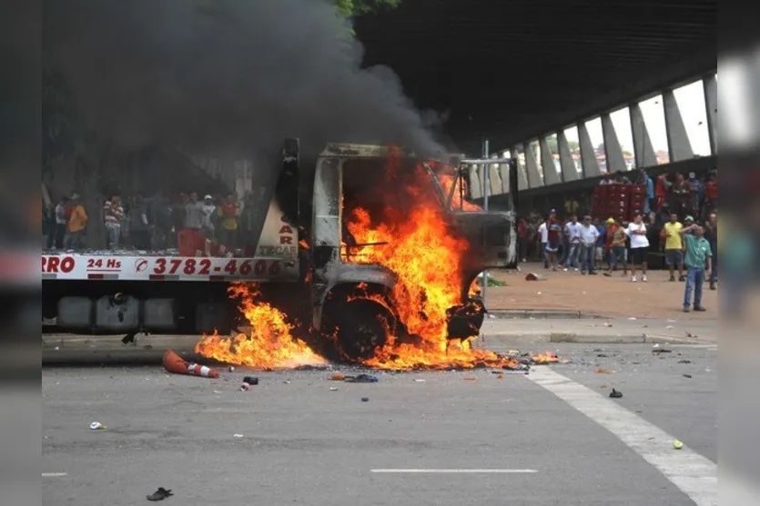  Caminhão é incendiado durante protesto. (Foto: Edno Luan/ Futura Press/ Futura Press/Estadão Conteúdo) 
