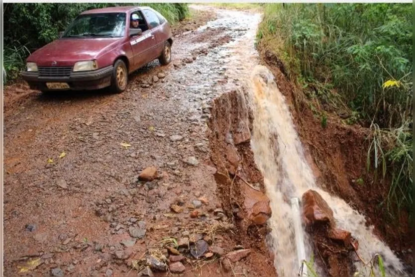  Em Ariranha do Ivaí várias estradas rurais foram danificadas. 