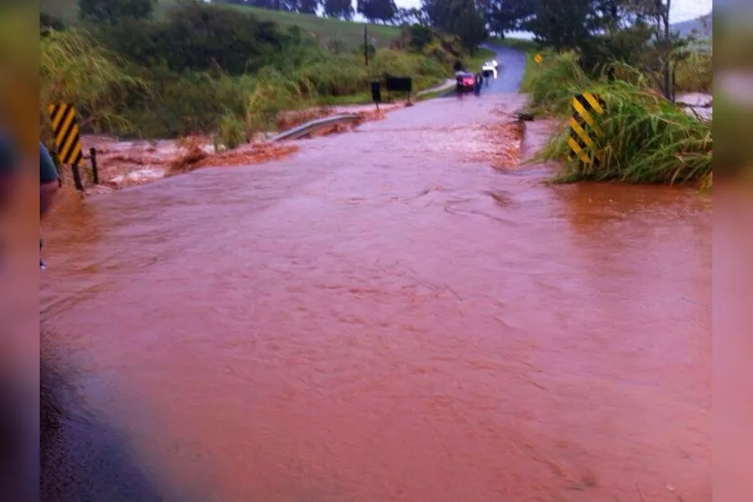  Em Rio Branco do Ivaí várias ruas e pontes ficaram submersas. 