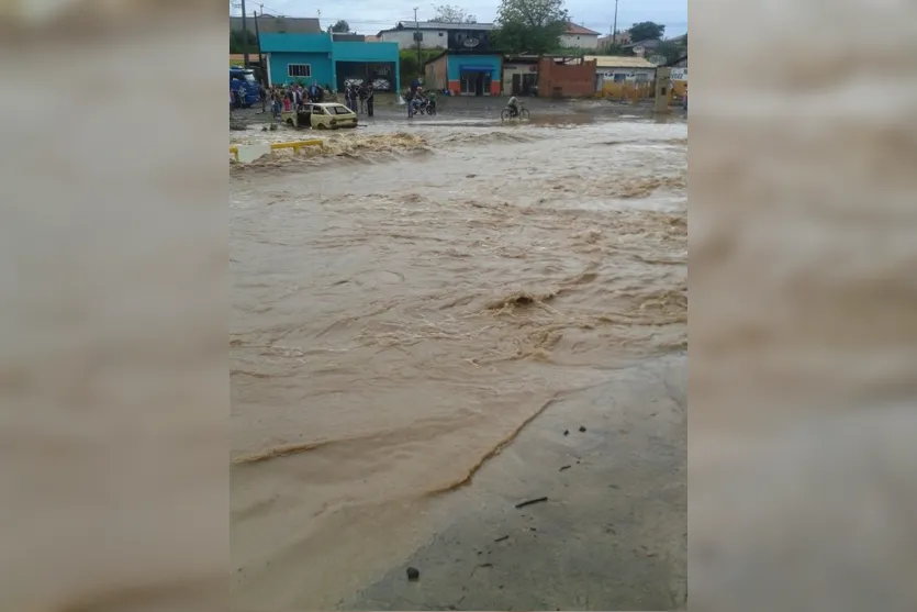  Chuvas causaram inundações em vários pontos da cidade 