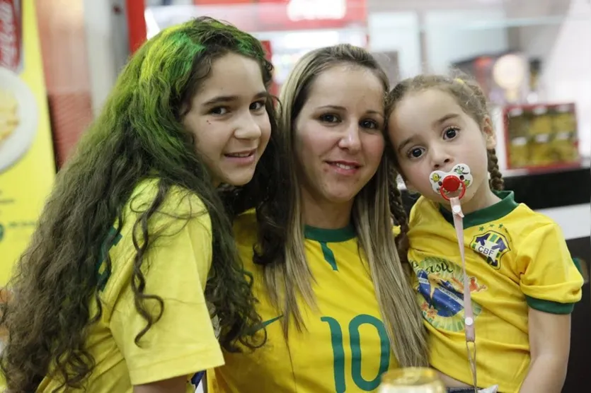  Larissa Gomes com as filhas Franciele e Kettlyn  