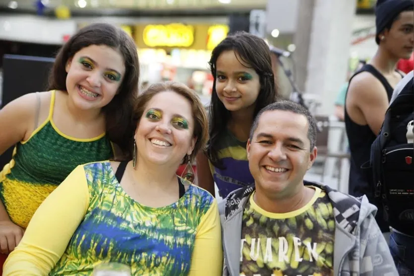  Taís Rafaela Bueno e Wilkher Klelis com as lindinhas Julia Rafaela e Isabela Dias 