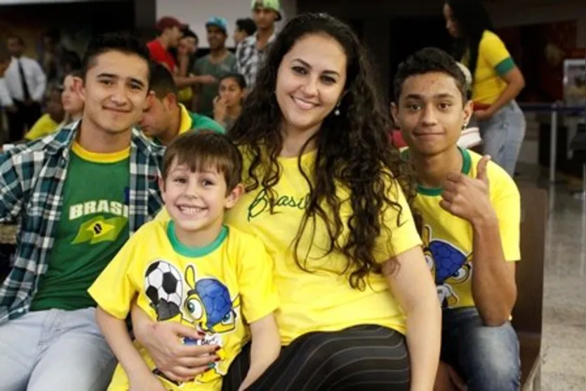  Eduardo dos Santos, Paula Luiciana Araújo, Giovani Camilotto e Lucas Raick 