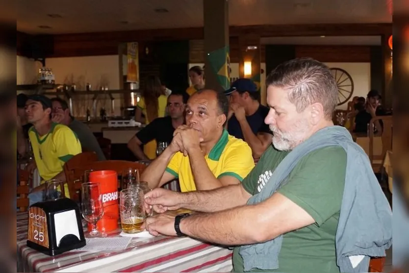  Em Ivaiporã: Ari Prudêncio da Silva e Carlos Alberto Wrobel ficaram preocupados com o baixo rendimento da seleção brasileira - Foto: Ivan Maldonado 