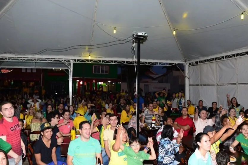  Em Apucarana, muitos torcedores acompanharam o jogo -  Foto: Delair Garcia 