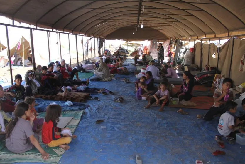   Acampamento improvisado para abrigar os refugiados ao norte do Iraque 