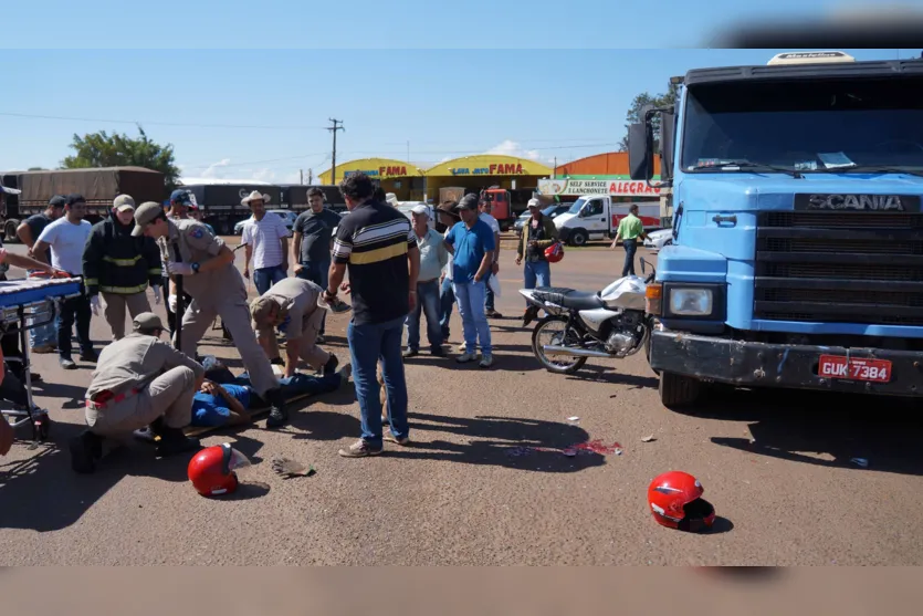  Os feridos que estavam na motocicleta são moradores do distrito de Porto Ubá, em Lidianópolis, foram encaminhados para o hospital de plantão de Ivaiporã - Foto: Ivan Maldonado 