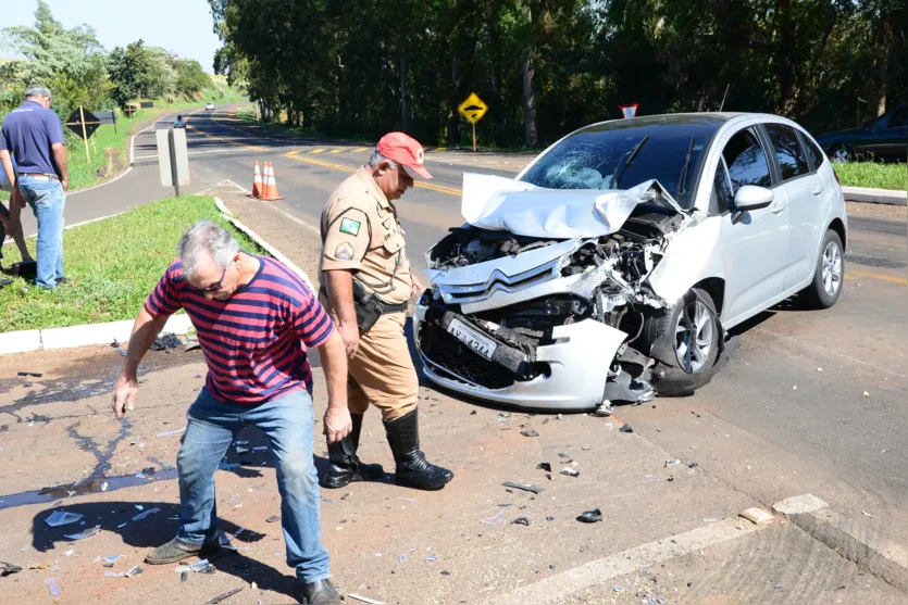  Apesar dos estragos nos veículos, os motoristas dos dois veículos não se feriram - Foto: Delair Garcia 