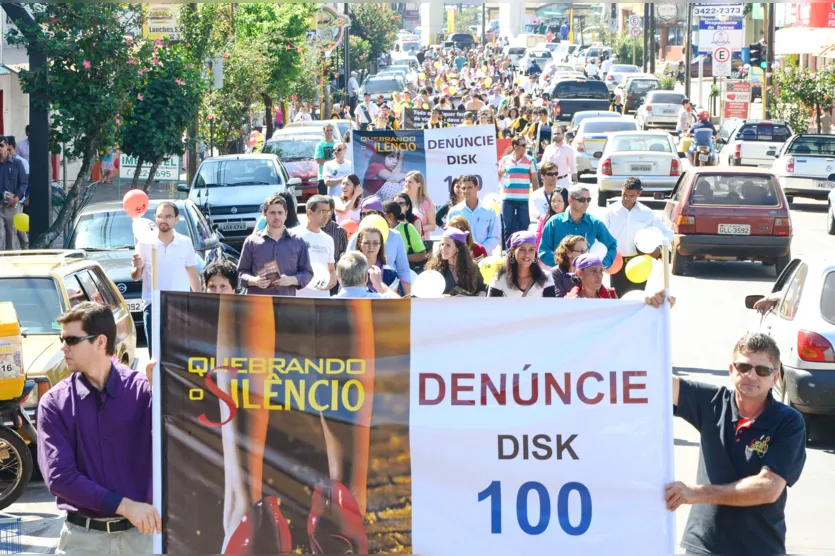  Várias pessoas marcharam pela Avenida Curitiba 