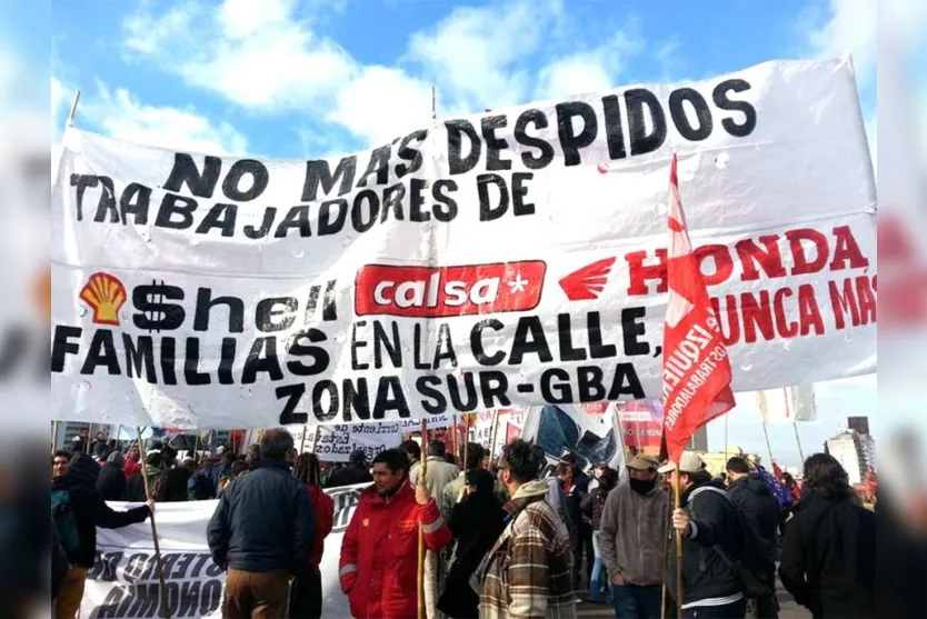    Trabalhadores bloqueiam as principais vias da capital em um protesto por aumento dos salários. 