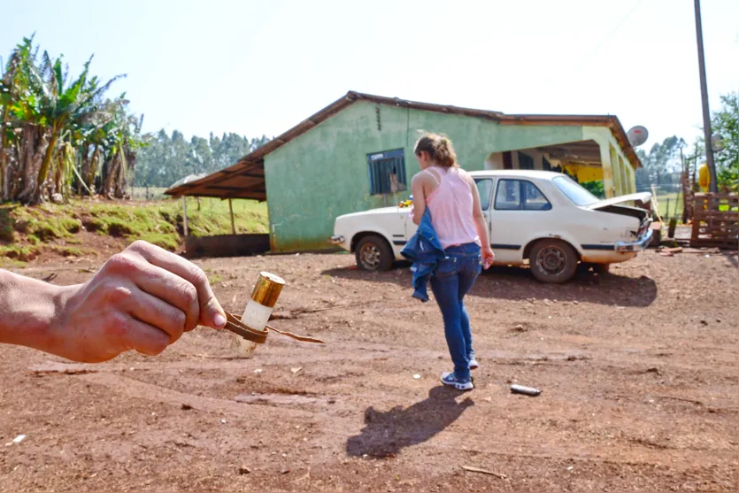  Casal foi morto quando chegava na residência, na Zona Rural de Mauá da Serra - Na manhã seguinte diversas marcas de projéteis estavam pelo local - Foto: Delair Garcia 