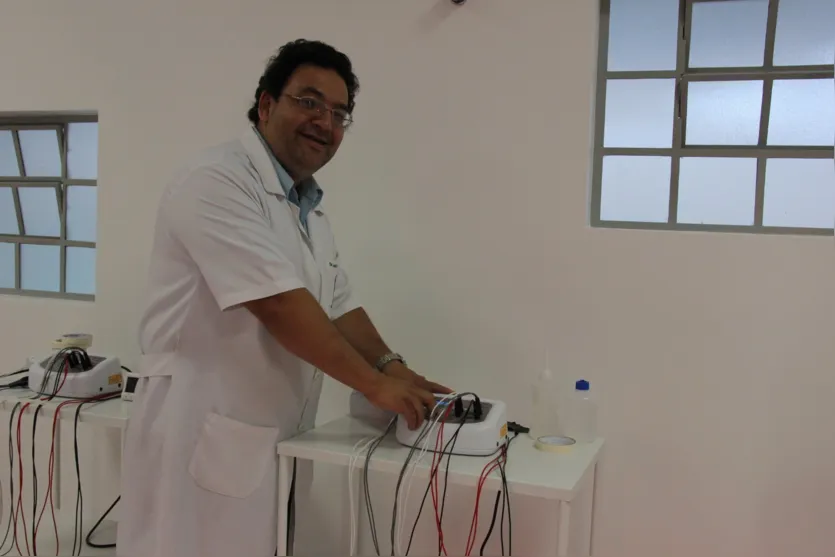  Fisioterapeuta mostra novos aparelhos adquiridos -  Foto: Dirceu Lopes 