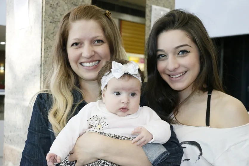  Viviane Alves com as filhas Helena Alves e Bruna Hirt 