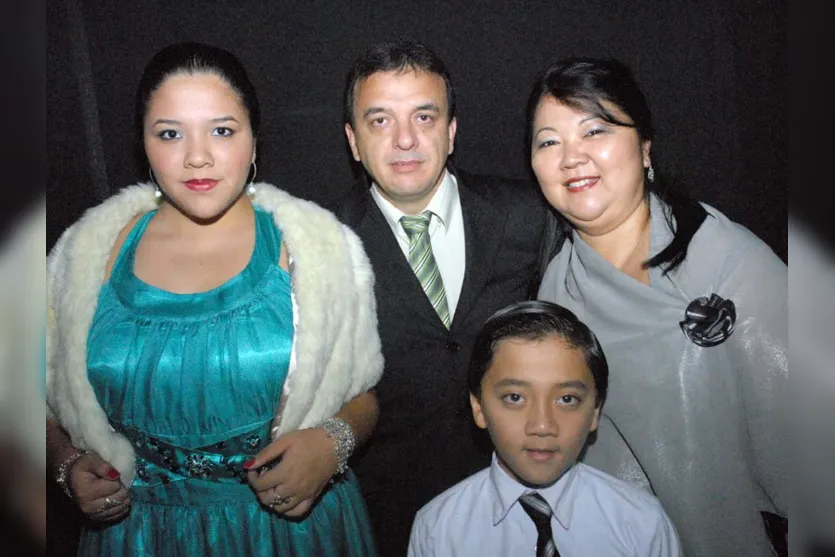   Regina Takashima Fernandes e o esposo Edvaldo Fernandes Pereira posam junto  dos filhos Fernanda e Renanan 