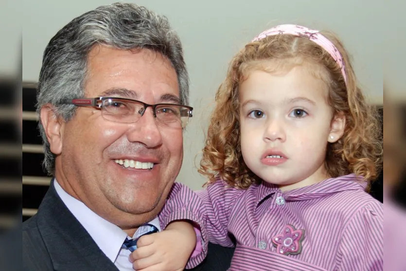   Almir Batista do Santos e a neta Ana Beatriz  