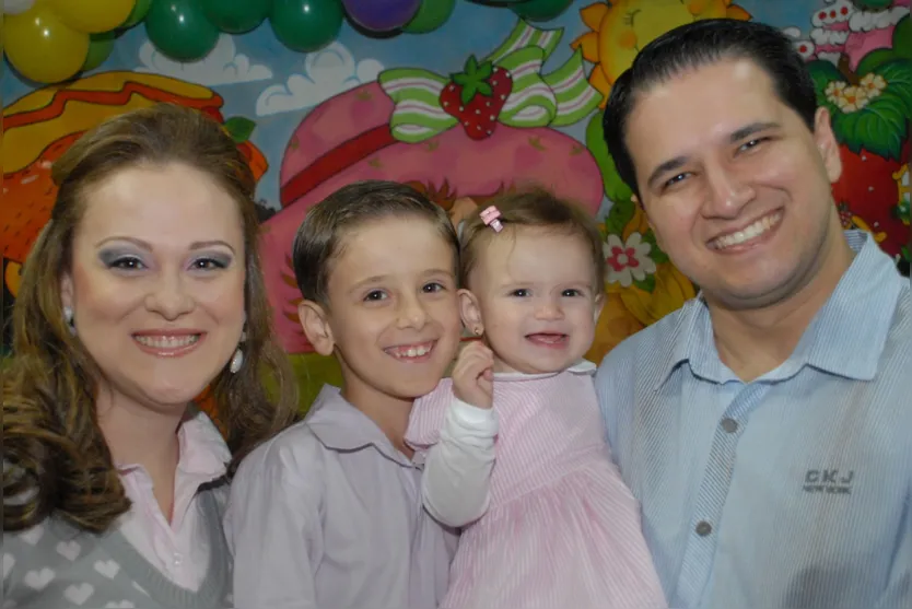   Michelle Bueno e Hudson Santos com os filhos Rebeca e Pedro Henrique  