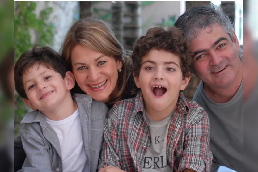   Odila Gasparotti Serea e o esposo Junior Serea, com os filhos Miguel e Francisco  