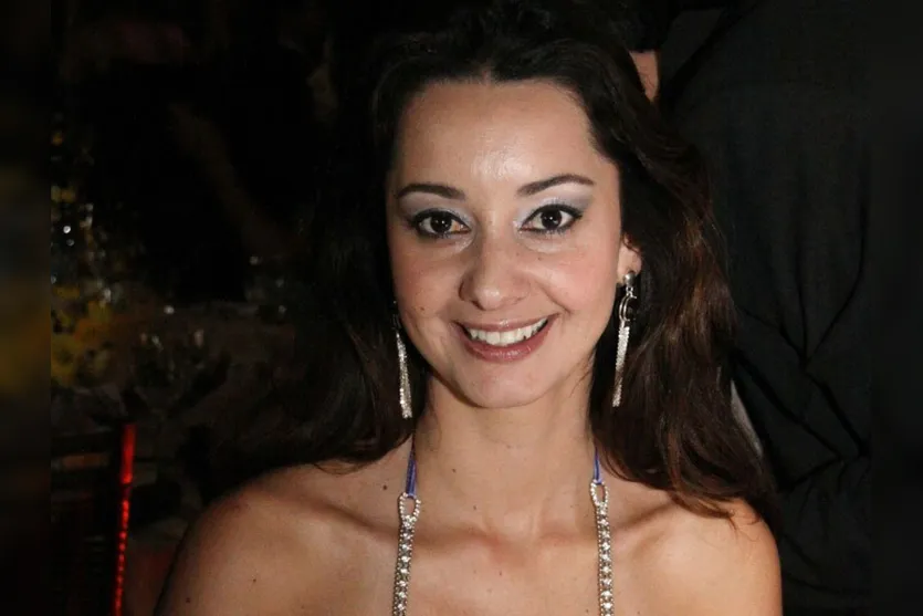   Camila Mantovani, clicada em noite elegante  