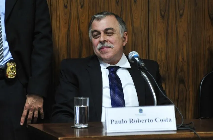 Paulo Roberto Costa deixa sede da PF em Curitiba