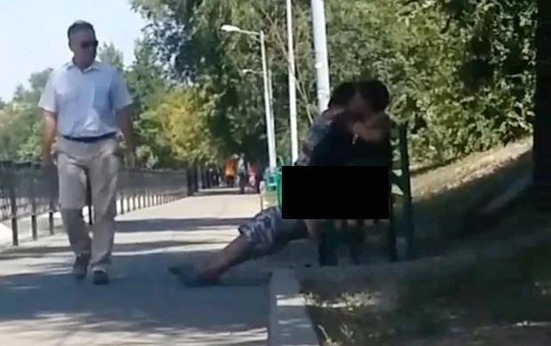 Casal choca ao fazer sexo à luz do dia em parque no Cazaquistão