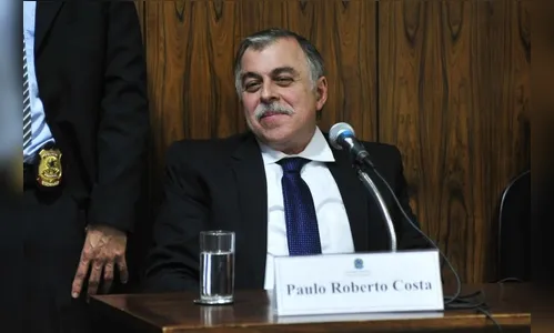 Paulo Roberto Costa deixa sede da PF em Curitiba
