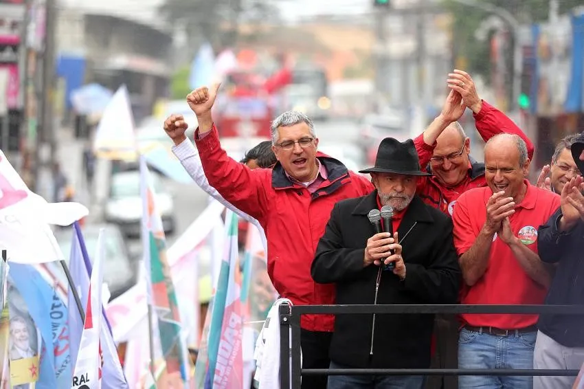 Lula ataca imprensa em último comício antes da eleição