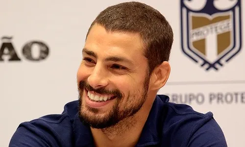 Novo visual de Cauã Reymond gera piadas em redes sociais