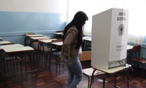 Eleitores procuram locais de votação no início da manhã