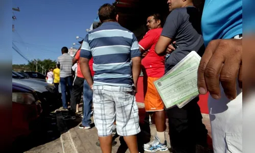 Eleitores fazem longas filas para votar na Rocinha