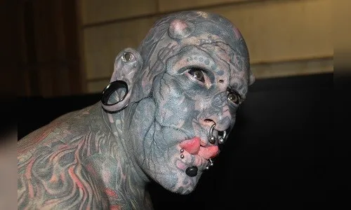 Homem com 99% do corpo tatuado bate recorde
