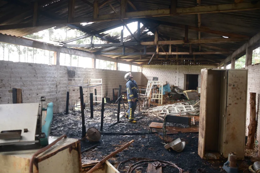  O barracão atingido pelas chamas armazenava móveis e peças que seriam descartadas -  Foto: Sérgio Rodrigo 