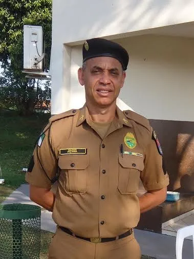 Policial militar Janir Peçanha, promovido recentemente a cabo, recebe os cumprimentos de familiares, amigos e colegas pela conquista - Foto: Divulgação 