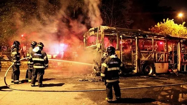 Motorista de ônibus incendiado teve queimaduras em 73% do corpo - Foto: veja.abril.com.br