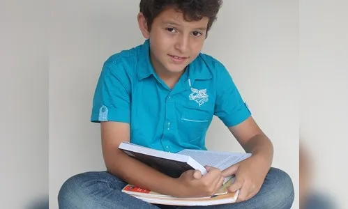 Menino lança livro de poemas aos nove anos e bate recorde