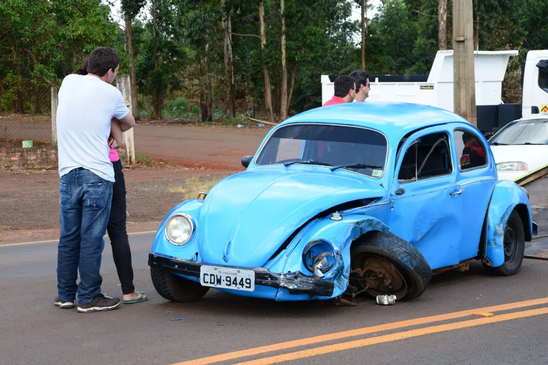 VW Fusca teve danos de grande monta: motorista do carro sofreu ferimento na perna esquerda - Foto: Delair Garcia