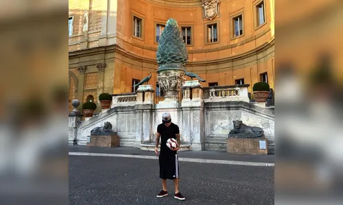 Justin Bieber é repreendido por sair batendo bola pelo Vaticano