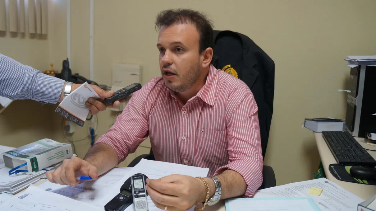 O delegado Gustavo Dante, da 54ª DRP, ouviu um adolescente de 17 anos que também era suspeito de participar do incêndio - Foto: Ivan Maldonado