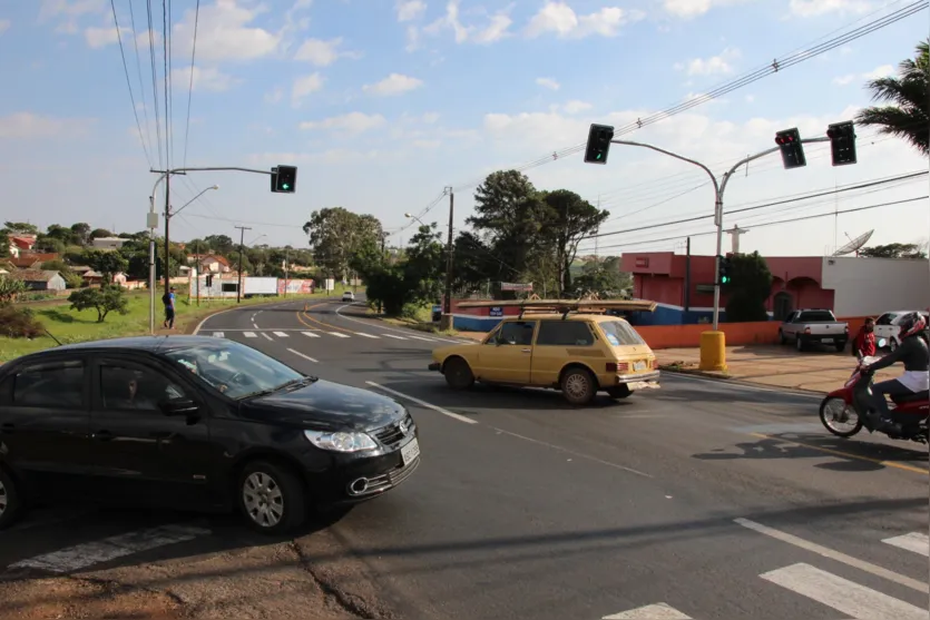  Ainda hoje pela manhã os semáforos, instalados em trecho urbano da BR-369 estavam em funcionamento - Foto: Dirceu Lopes 