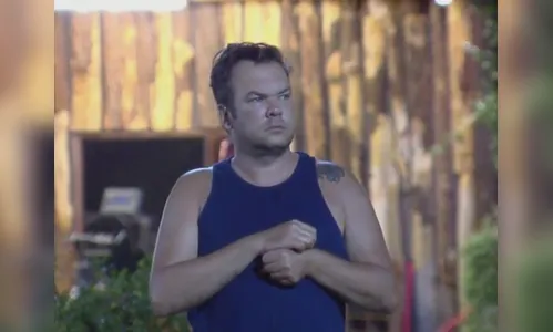 Felipeh Campos passeia na madrugada vestindo apenas regata e cueca