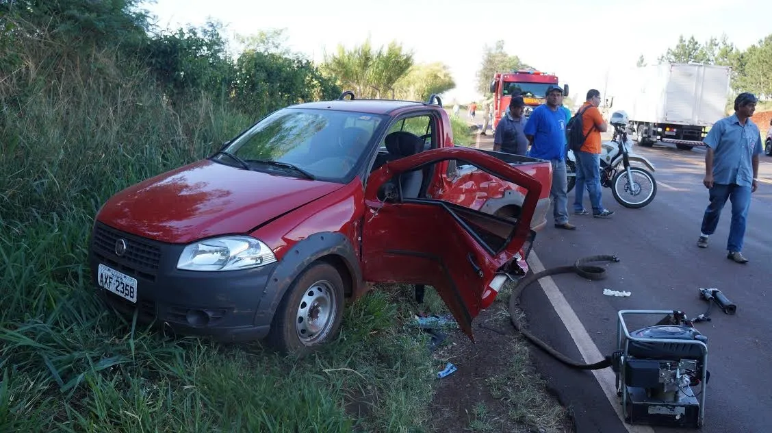 Fiat Strada com placas de Ivaiporã e um ônibus escolar de Jardim Alegre colidiram na PR 466 - Foto: Ivan Maldonado