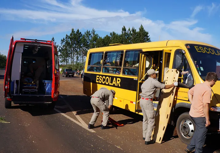 Colisão entre ônibus escolar e caminhonete deixa 3 feridos - Foto Ivan Maldonado