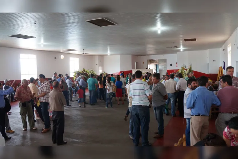  Além de familiares, amigos e autoridades públicas estiveram presentes no velório que ocorreu no Ivaiporã Country Club - Foto: Ivan Maldonado 