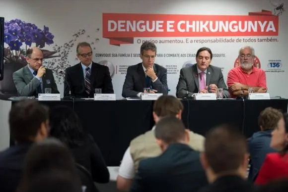 O ministro da Saúde, Arthur Chioro, e o secretário de Vigilância em Saúde, Jarbas Barbosa, apresentam os números da dengue em todo país (Marcelo Camargo/Agência Brasil)