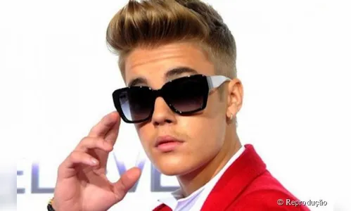 Novo disco de Bieber larga na frente em dia de disputa com One Direction