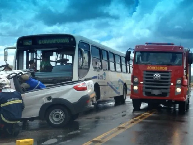 De acordo com o relato da PRE, a vítima fatal do acidente foi E. S., de 26 anos, passageiro do ônibus - Foto: Fabrício Spíndola/Samu