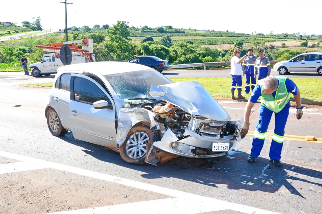 VW Gol teve danos de grande monta: condutor sofreu lesões graves - Foto: Delair Garcia