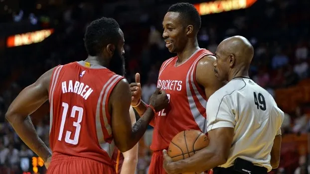 Harden e Howard se cumprimentam durante jogo dos Rockets contra os Spurs - Foto: Divulgação