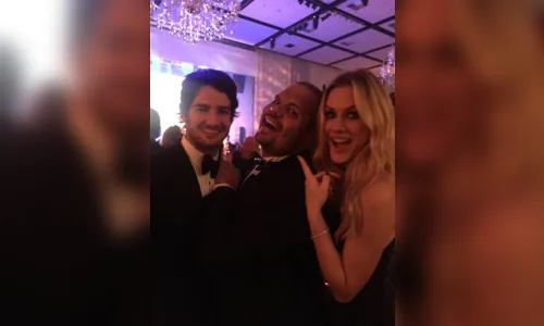 Jogador Pato e Fiorella Mattheis circulam abraçados e de mãos dadas em evento