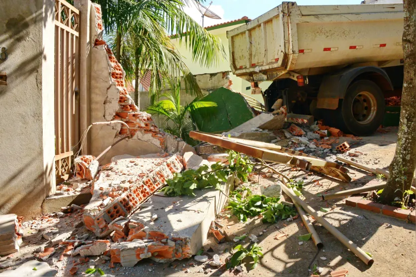  O veículo de carga ficou desgovernado, desceu de ré, quebrou muro e grade de proteção e arrebentou um cano - Foto: Sérgio Rodrigo 