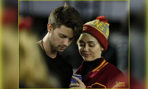 Cantora Miley Cyrus assume romance com Patrick Schwarzenegger